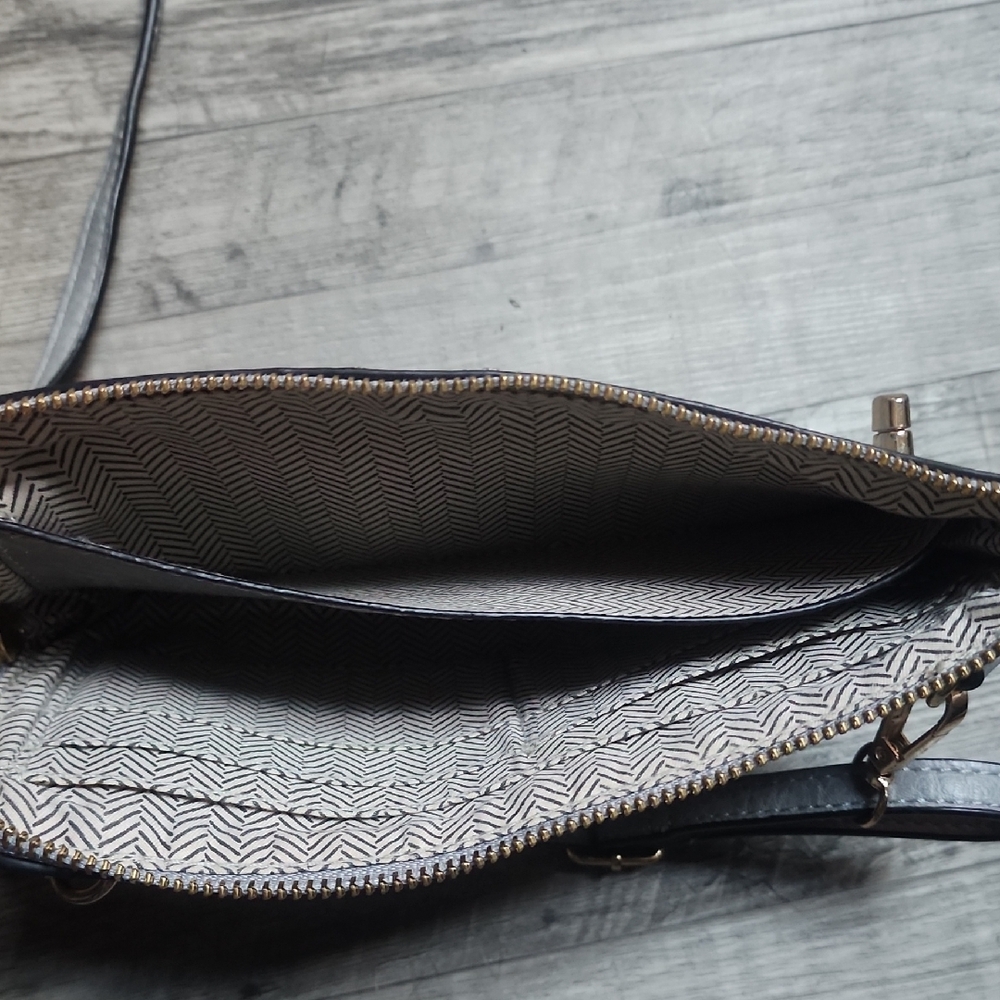 Elegant Gray Leather Crossbody Bag - Picture 3 of 3